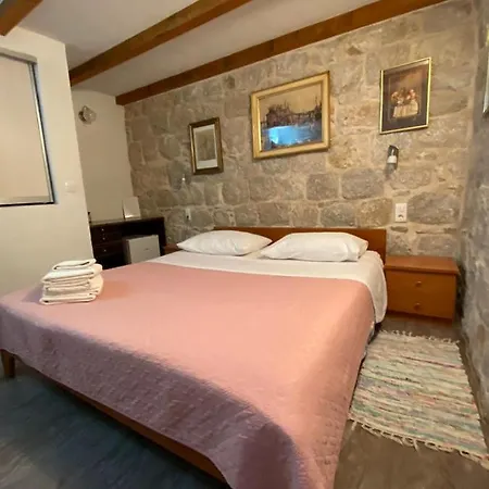Stone Room Luna سبليت
